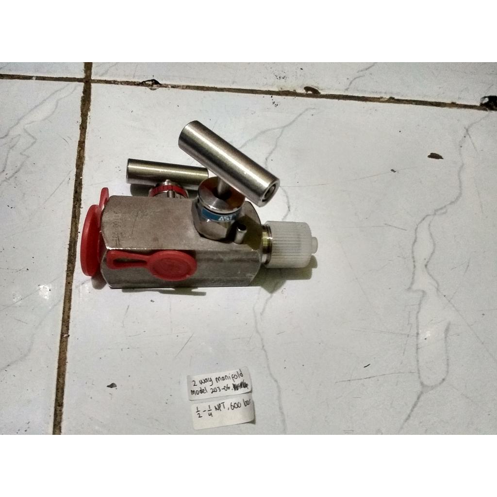 2 Way Manifold, Model: 203-06, Connection 1/2&quot; NPTF x 1/4 NPTM, Body Material: SST 316, Max Pressure: 600 Bar, Brand: ASTAVA